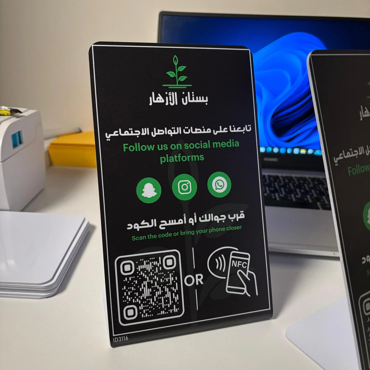 ستاند سوشيال ميديا بتصميم خاص وتقنية NFC